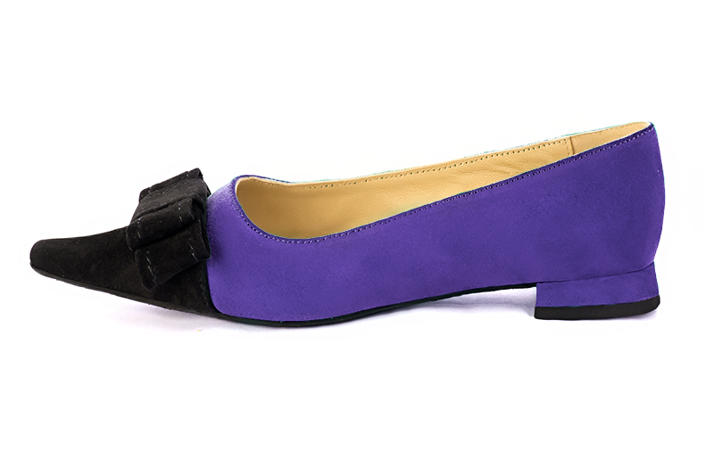 Matt black and violet purple women's dress pumps, with a knot on the front. Pointed toe. Flat flare heels. Profile view - Florence KOOIJMAN